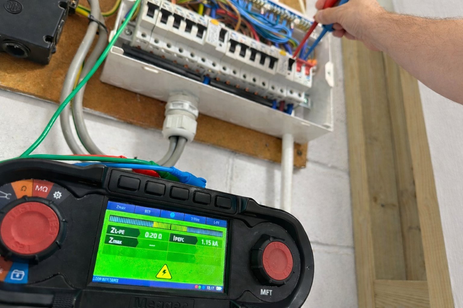 Multifunction tester establishing the condition of circuits